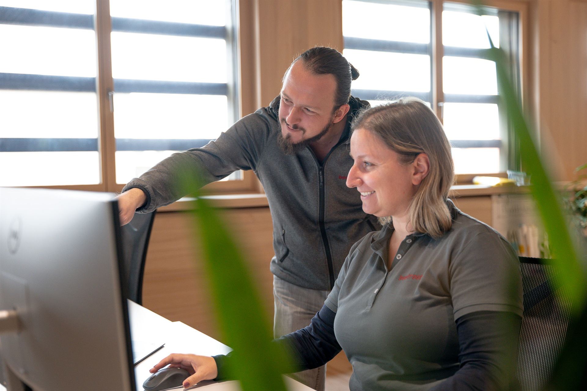 Michaela und Kollege beim Vibe Coding im Team