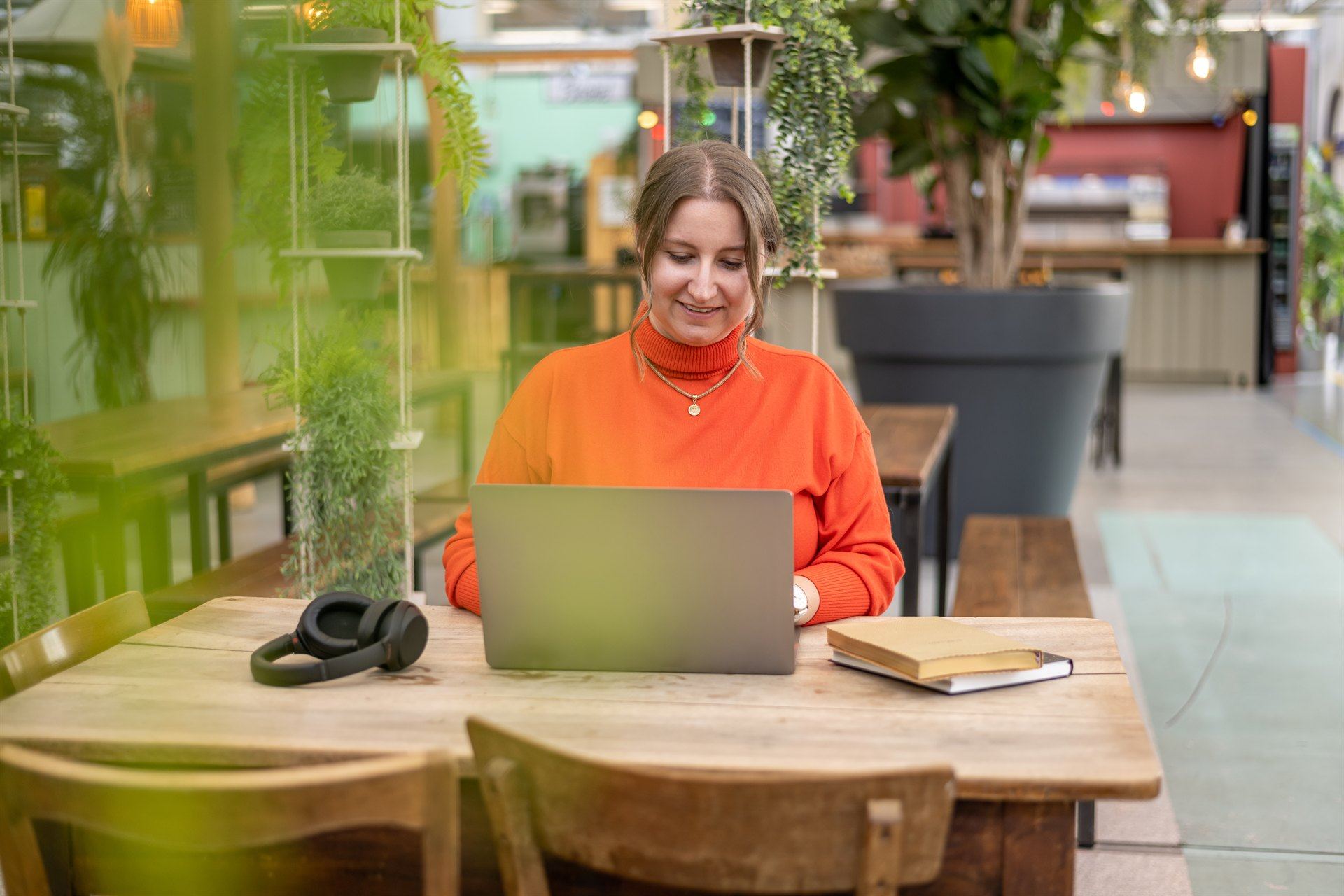Michaela arbeitet mit Laptop an einer Vibe Story